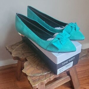 Unworn Nine West Teal Bow Flats Size 7.5M.